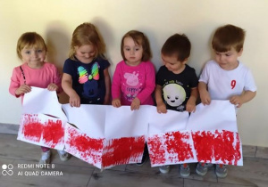 Przedszkolaki trzymają flagę Polski
